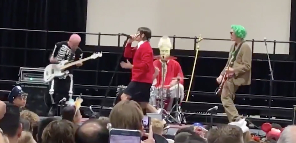 Red Hot Chili Peppers dan un concierto sorpresa de Halloween en una escuela