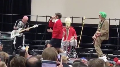 Red Hot Chili Peppers dan un concierto sorpresa de Halloween en una escuela