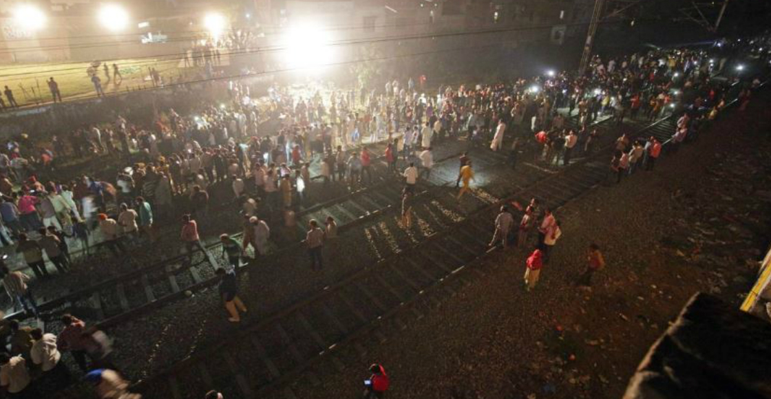 Tren arrolla a multitud en la India; hay al menos 50 muertos