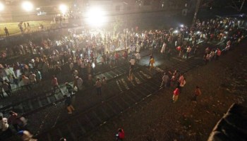 Tren arrolla a multitud en la India; hay al menos 50 muertos