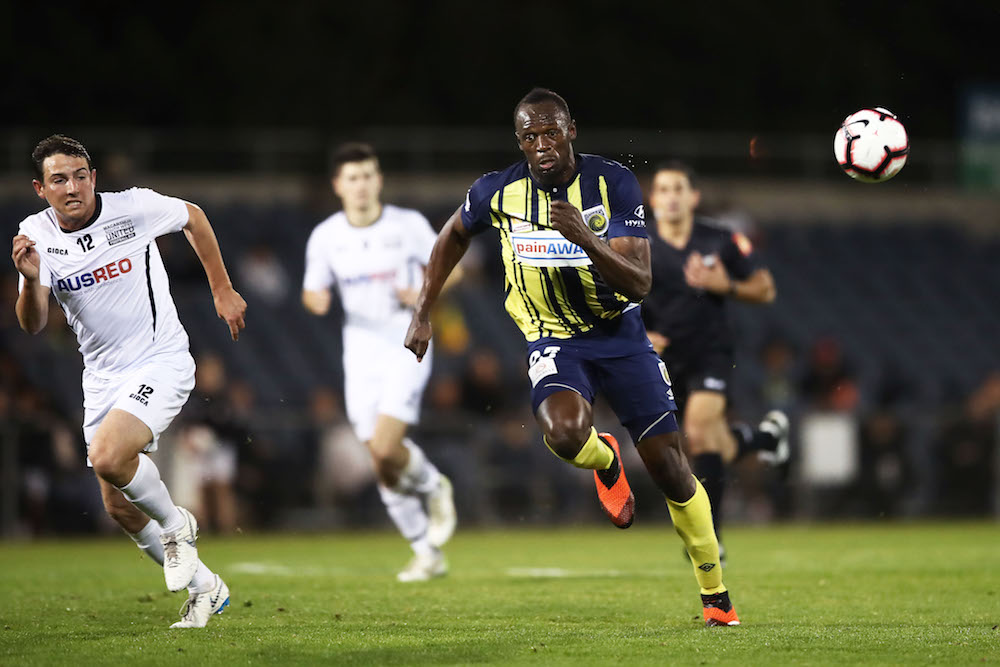 Bolt incursiona como futbolista