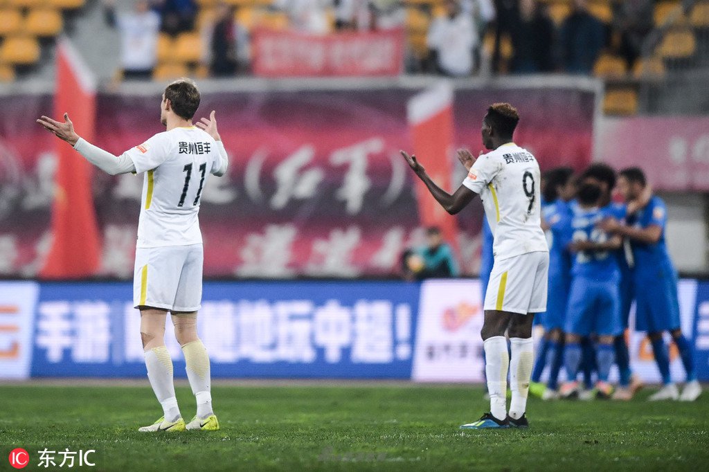 ¡Conmovedor! Niño recogepelotas no puede dejar de llorar al ver descender a su equipo