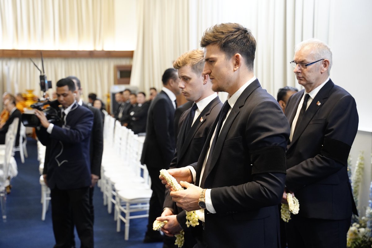 En imágenes: Así se vive el funeral del Presidente del Leicester con los jugadores