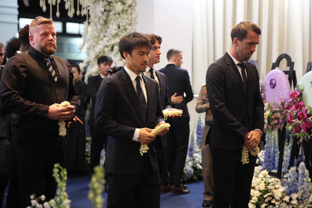 En imágenes: Así se vive el funeral del Presidente del Leicester con los jugadores