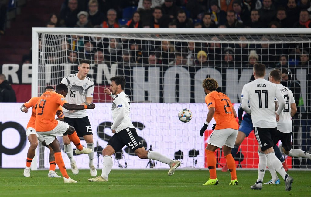 ¡Para llorar! El emotivo gesto de Virgil Van Dijk con el árbitro que perdió a su madre