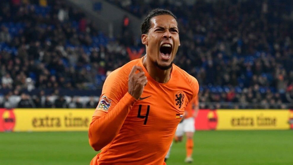 ¡Para llorar! El emotivo gesto de Virgil Van Dijk con el árbitro que perdió a su madre