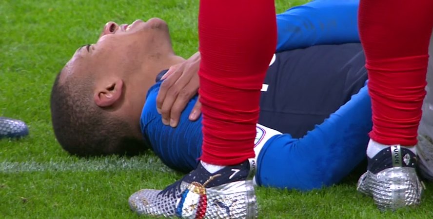 ¡Mal día para el PSG! Mbappé salió lesionado tras fuerte caída en el Francia-Uruguay