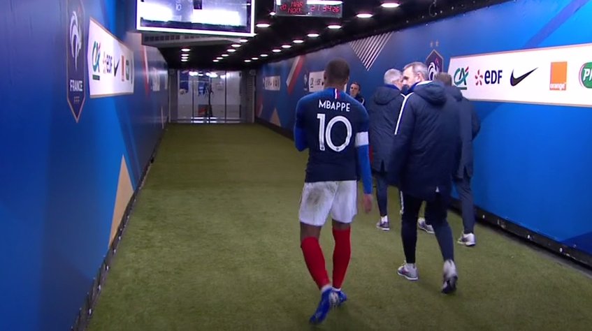 ¡Mal día para el PSG! Mbappé salió lesionado tras fuerte caída en el Francia-Uruguay
