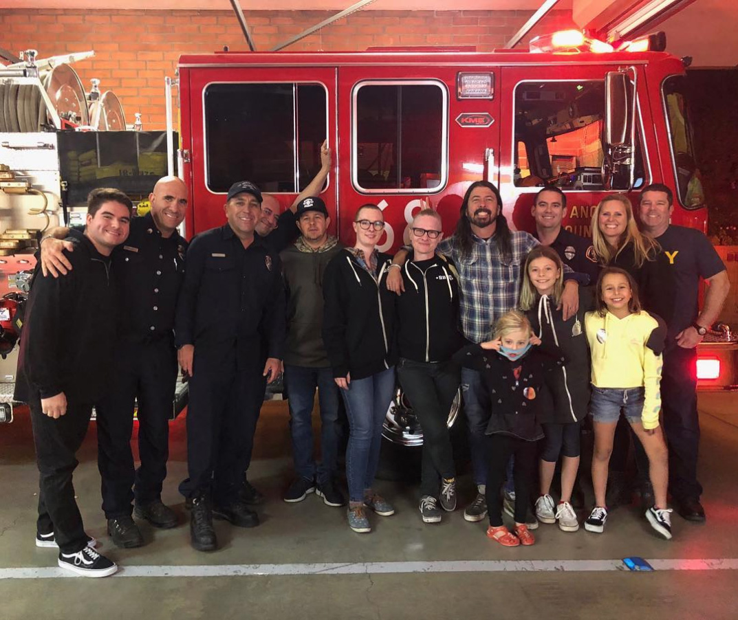 Héroes sin capa: Dave Grohl preparó un asado BBQ para bomberos de California