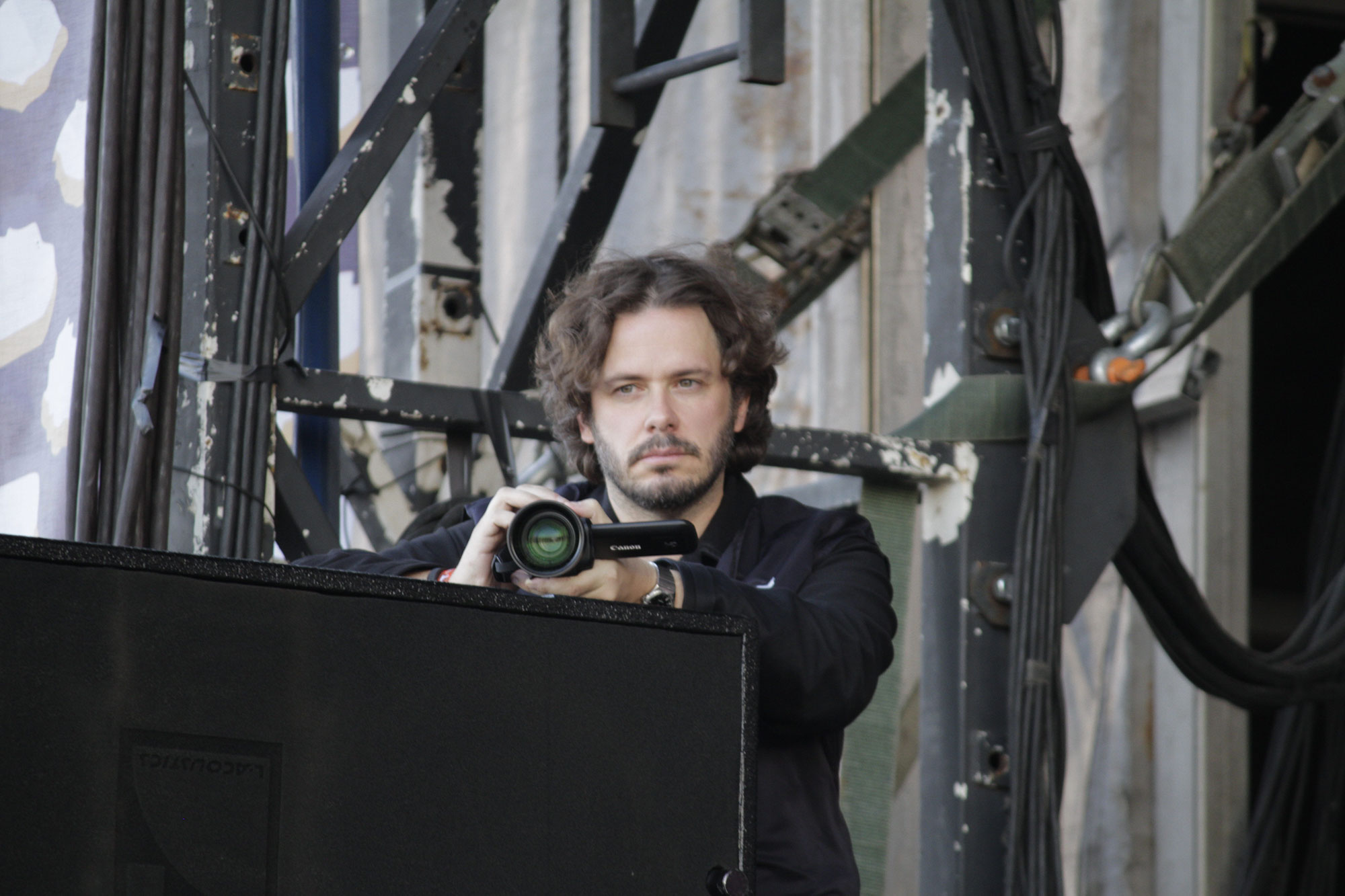 Cachamos a Edgar Wright grabando el documental de Sparks en el Corona Capital 2018