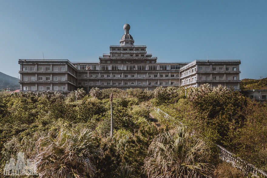 Las fotos que muestran el hotel abandonado más grande de Japón 