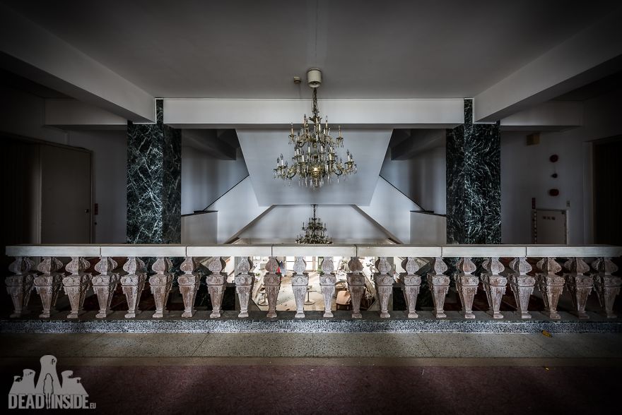 Las fotos que muestran el hotel abandonado más grande de Japón 