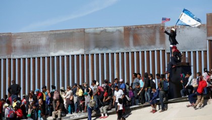 Fotos: Así fue el intento de los migrantes de entrar a Estados Unidos
