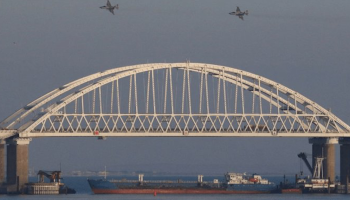 Rusia bombardea tres barcos de Ucrania en Crimea