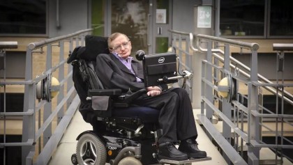 Subastan objetos, preseas y la silla de ruedas de Sthephen Hawking