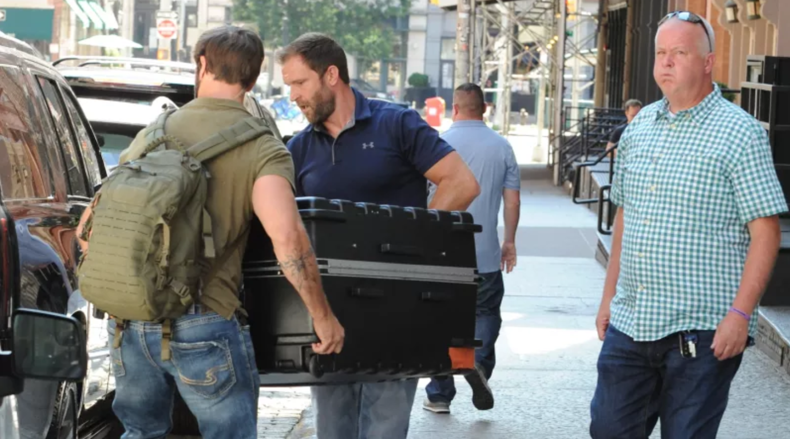 Ridícula nivel: Taylor Swift viaja en una maleta para evitar a los paparazzi