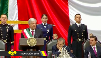 '¡Justicia!' El grito de los 43 por Ayotzinapa irrumpe en el discurso de AMLO