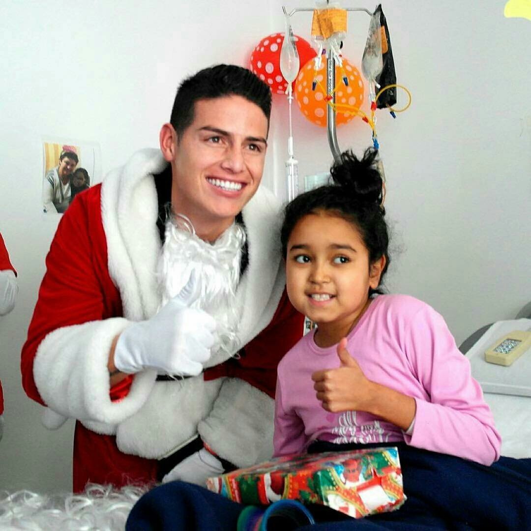 El emotivo gesto navideño de James Rodríguez con niños con cáncer