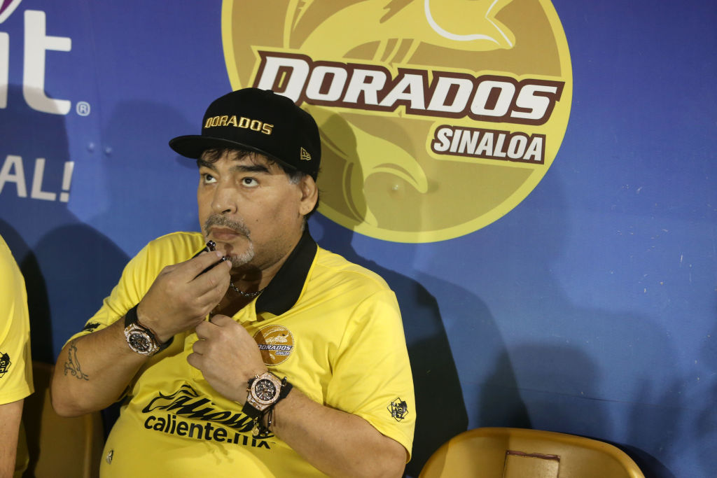 Aficionados de San Luis se rieron de Maradona... ¡y este intentó golpearlos!