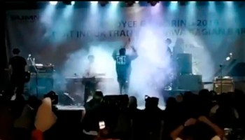El video que muestra cuando el tsunami de Indonesia arrasa con un concierto