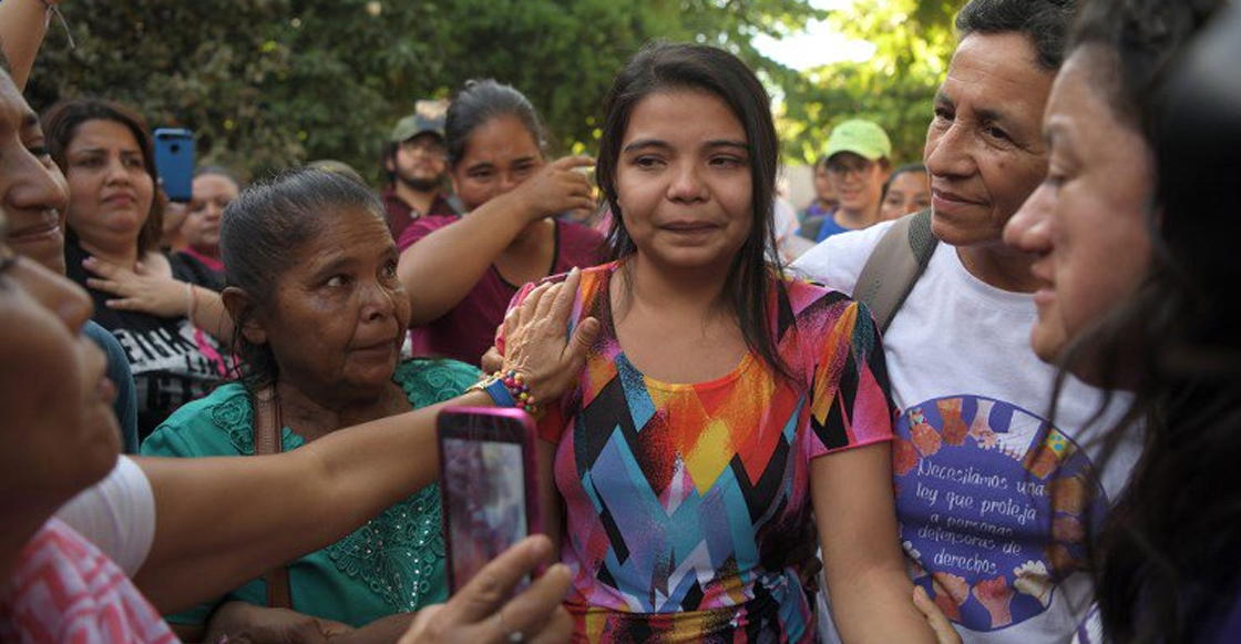 Joven acusada de homicidio por "abortar" en El Salvador quedó en libertad