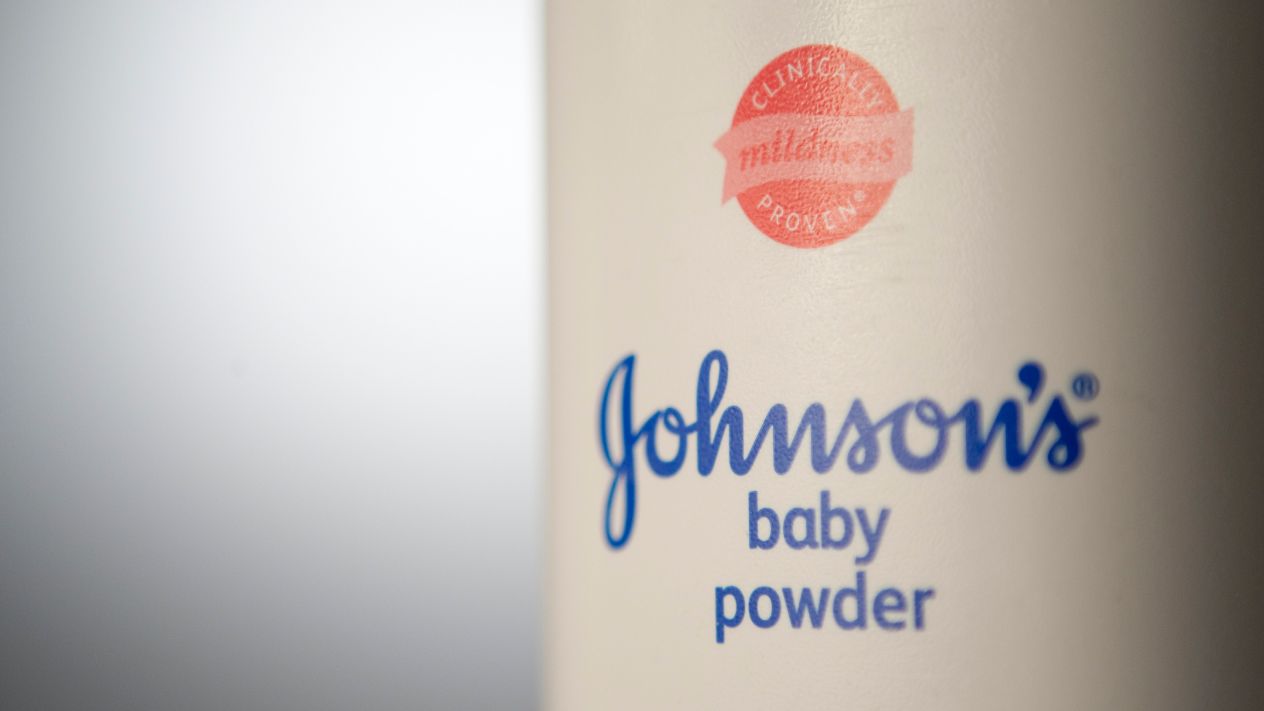 Johnson & Johnson sabía desde hace décadas que sus talcos para bebé estaban contaminados