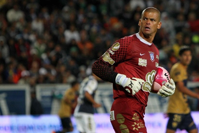 ¡Enorme gesto! Pachuca rinde homenaje a Miguel Calero con uniforme conmemorativo