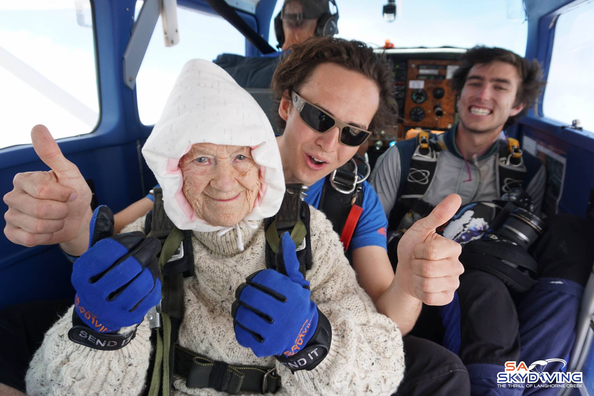 Hell Yeah! Esta viejita de 102 años es la persona más grande en aventarse de un paracaídas