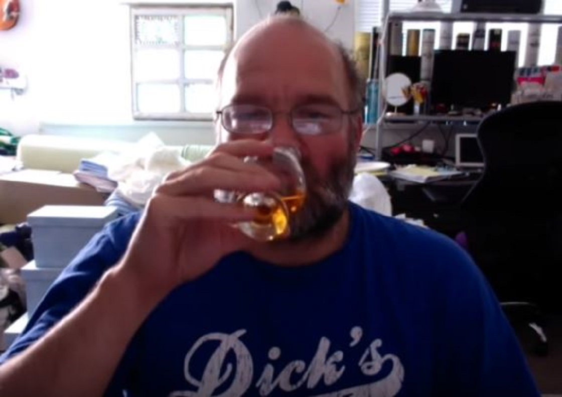 Sujeto reseña whisky mientras lo deja su esposa