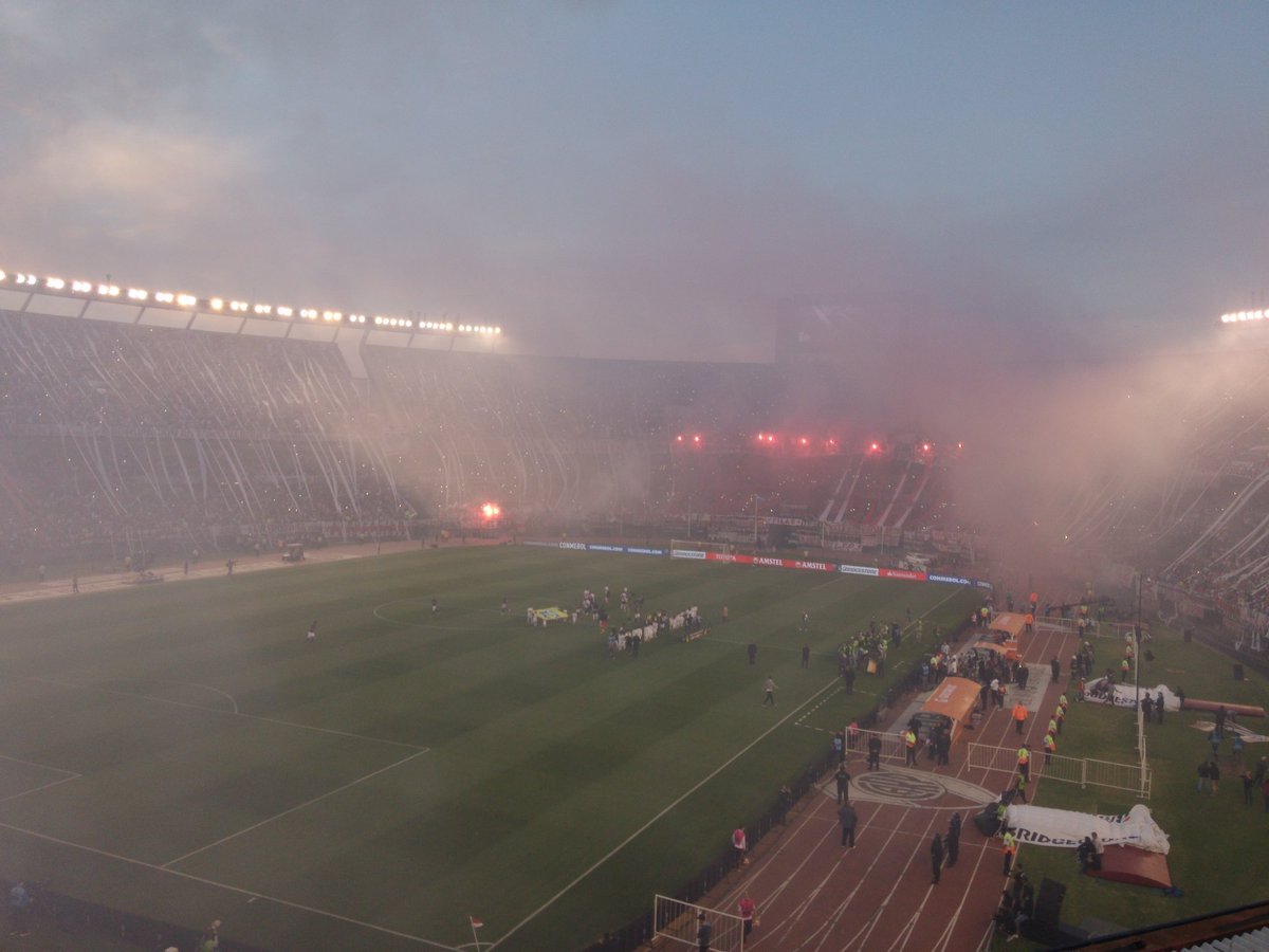 Jugadores de Millonarios festejaron gol con policías tras sufrir atentado con coche bomba