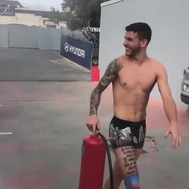 Diego Costa y Lucas Hernández utilizan un extintor para hacerse bromas