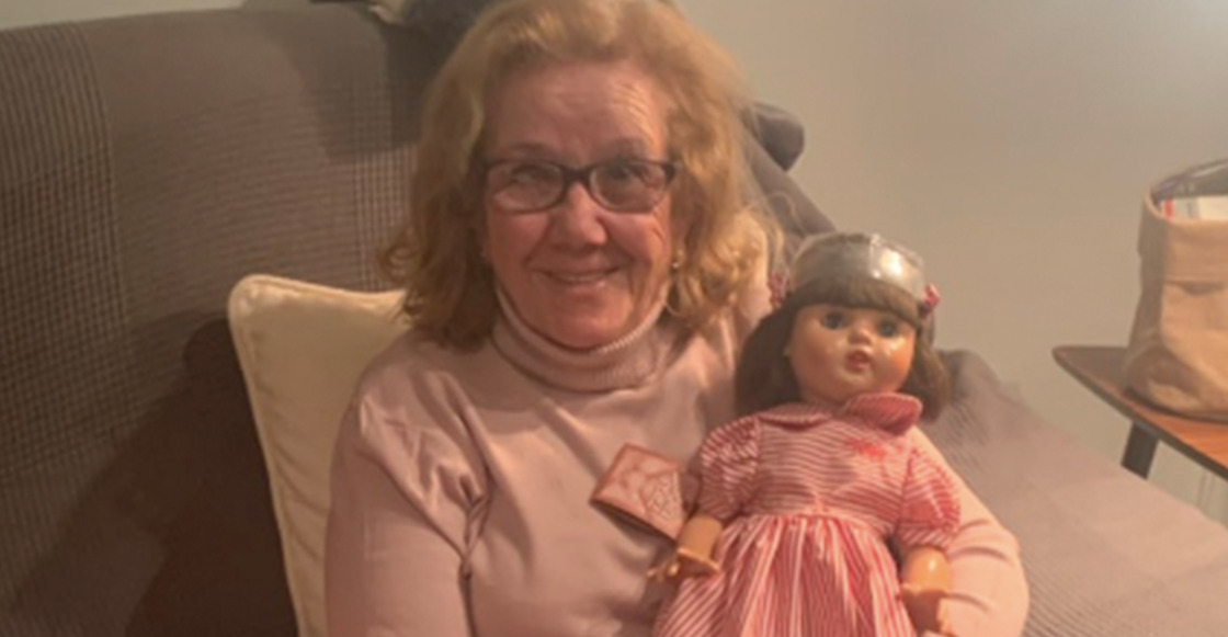 ¡Aww! Mira la reacción de esta abuelita al recibir la muñeca que quería hace 71 años