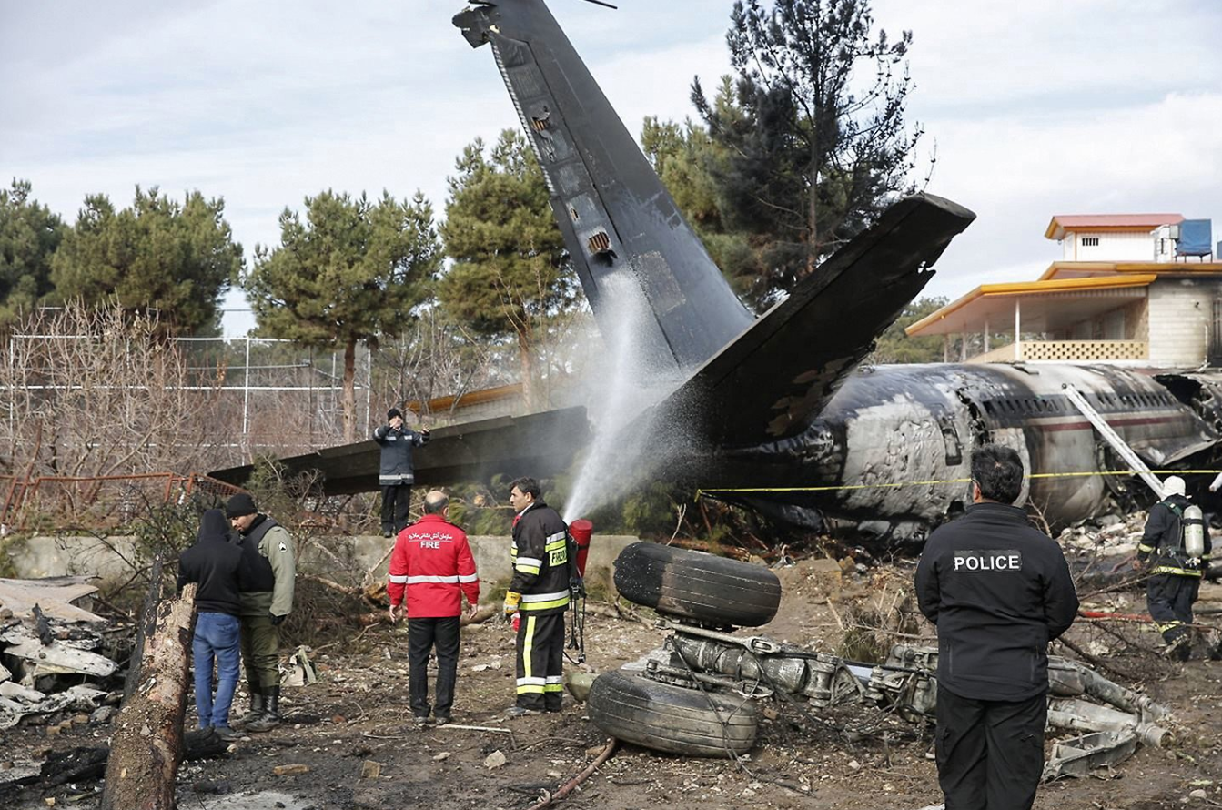 15 personas murieron tras estrellarse un avión muy cerca de Teherán, en Irán 