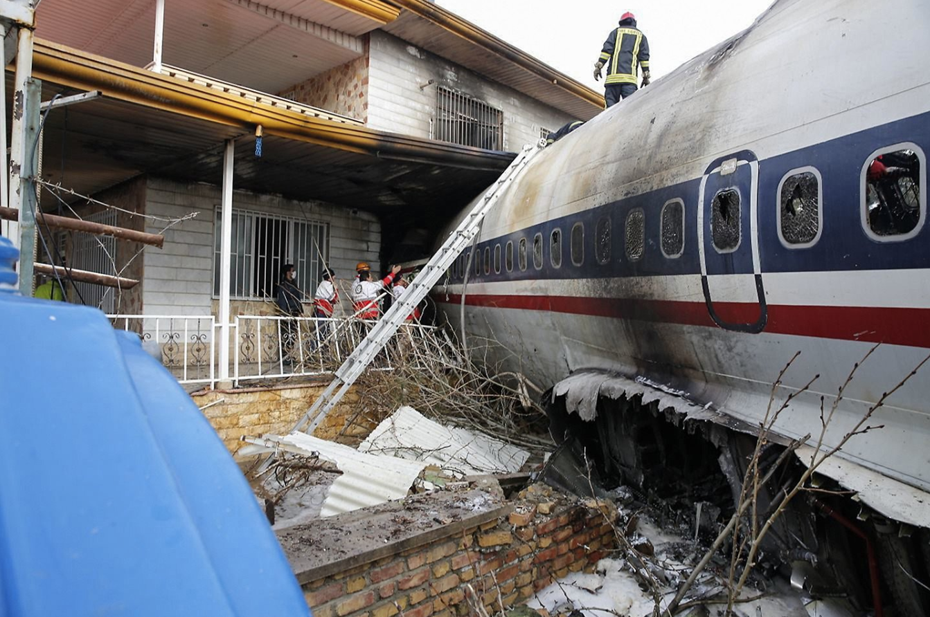 15 personas murieron tras estrellarse un avión muy cerca de Teherán, en Irán