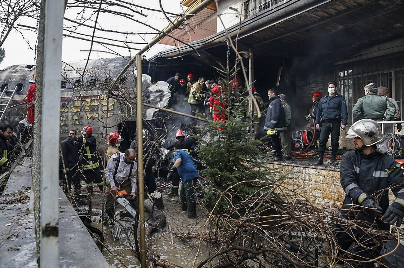 15 personas murieron tras estrellarse un avión muy cerca de Teherán, en Irán
