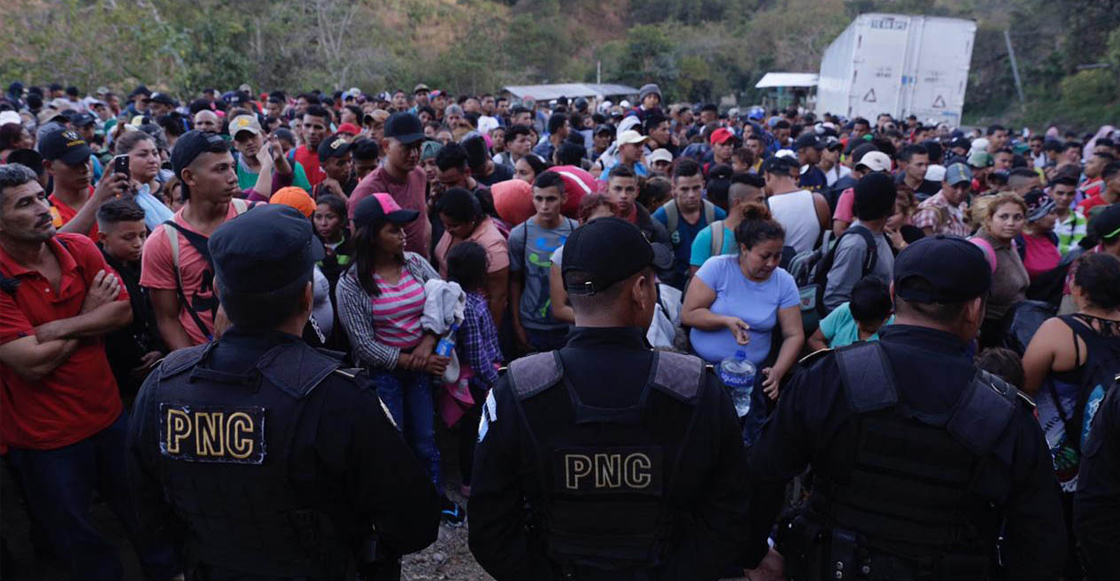 Caravana migrante ya ingresó a territorio guatemalteco; sólo pasaron los que tenían documentos