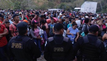 Caravana migrante ya ingresó a territorio guatemalteco; sólo pasaron los que tenían documentos