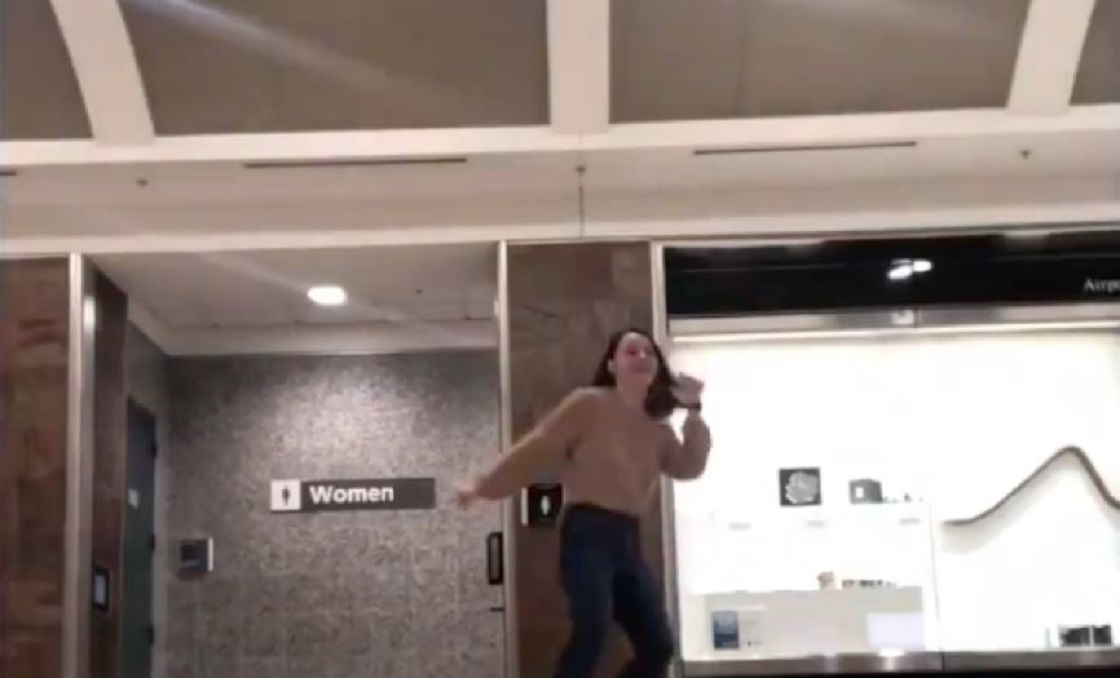 La chica que se hizo viral por bailar en un aeropuerto