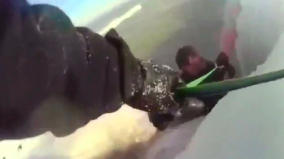 ¡Héroes! Estos policías rescataron a un hombre y a su perrita que cayeron en aguas heladas