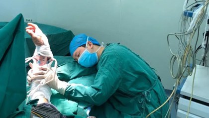 ¡Héroe! Este cirujano se quedó dormido junto a un paciente luego de 20 horas de trabajo