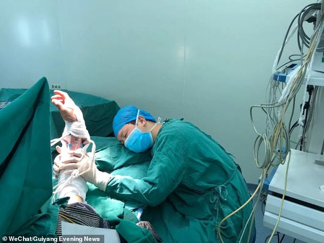 ¡Héroe! Este cirujano se quedó dormido junto a un paciente luego de 20 horas de trabajo