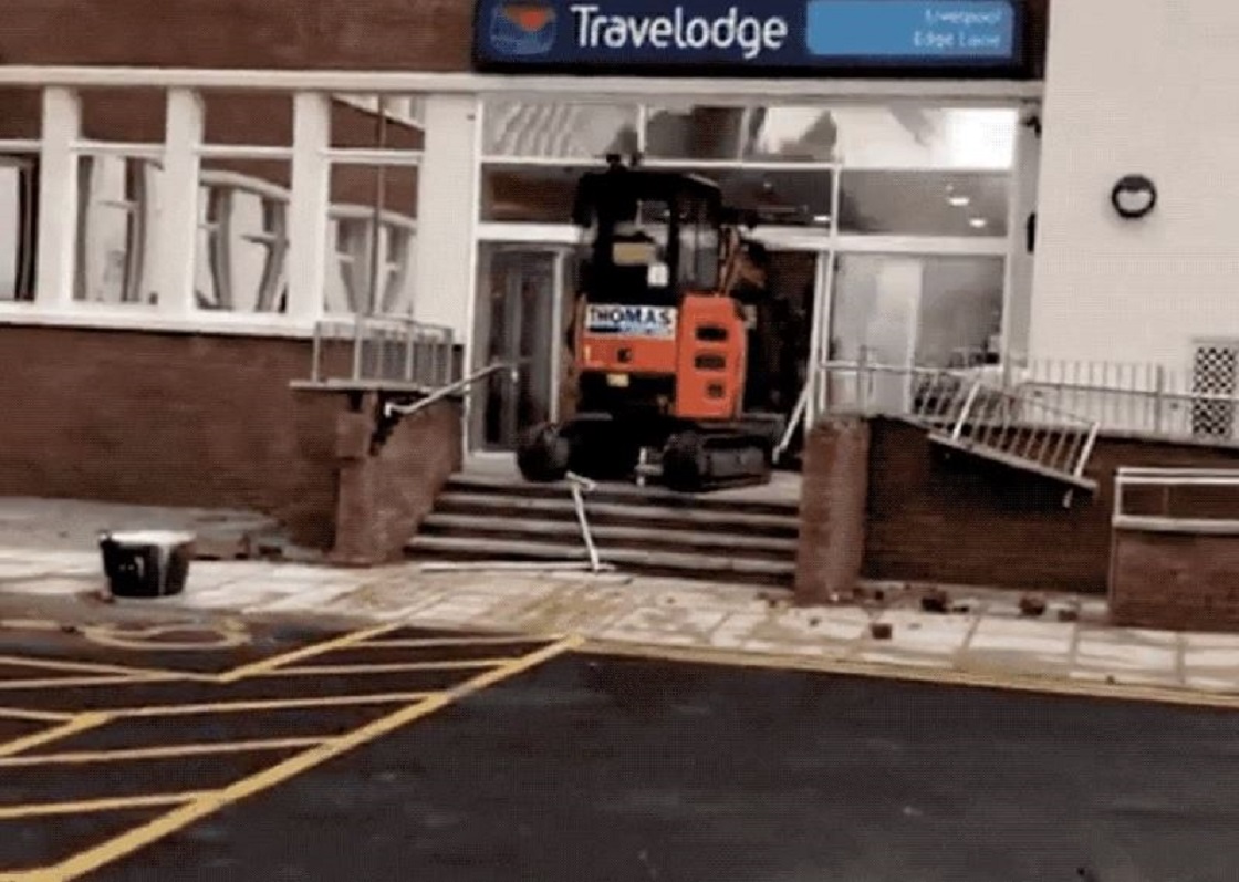 Trabajador arrasa con el lobby de un hotel usando una excavadora
