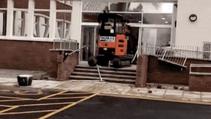 Trabajador arrasa con el lobby de un hotel usando una excavadora