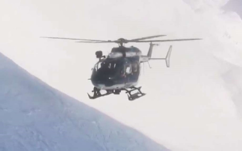 Helicóptero de rescate en los Alpes