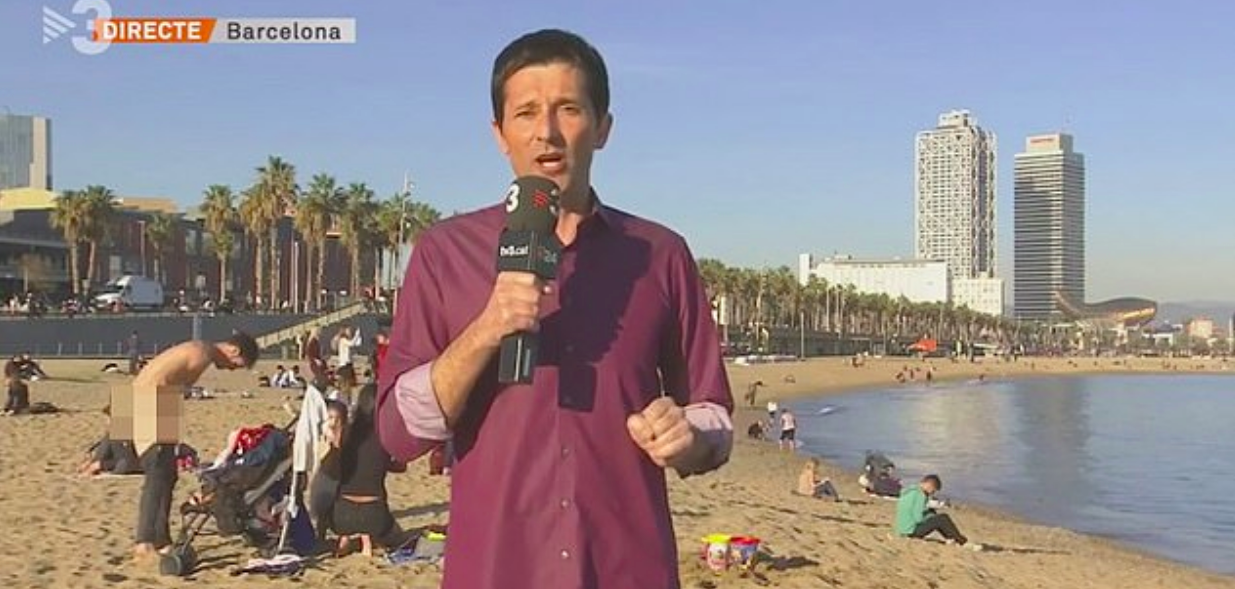 Noticiero transmitió en vivo por accidente a un hombre desnudo en la playa