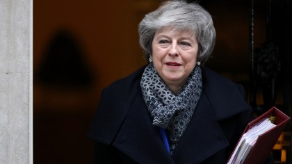 ¡Por poquito! Theresa May sobrevivió a la moción de censura en el Parlamento británico