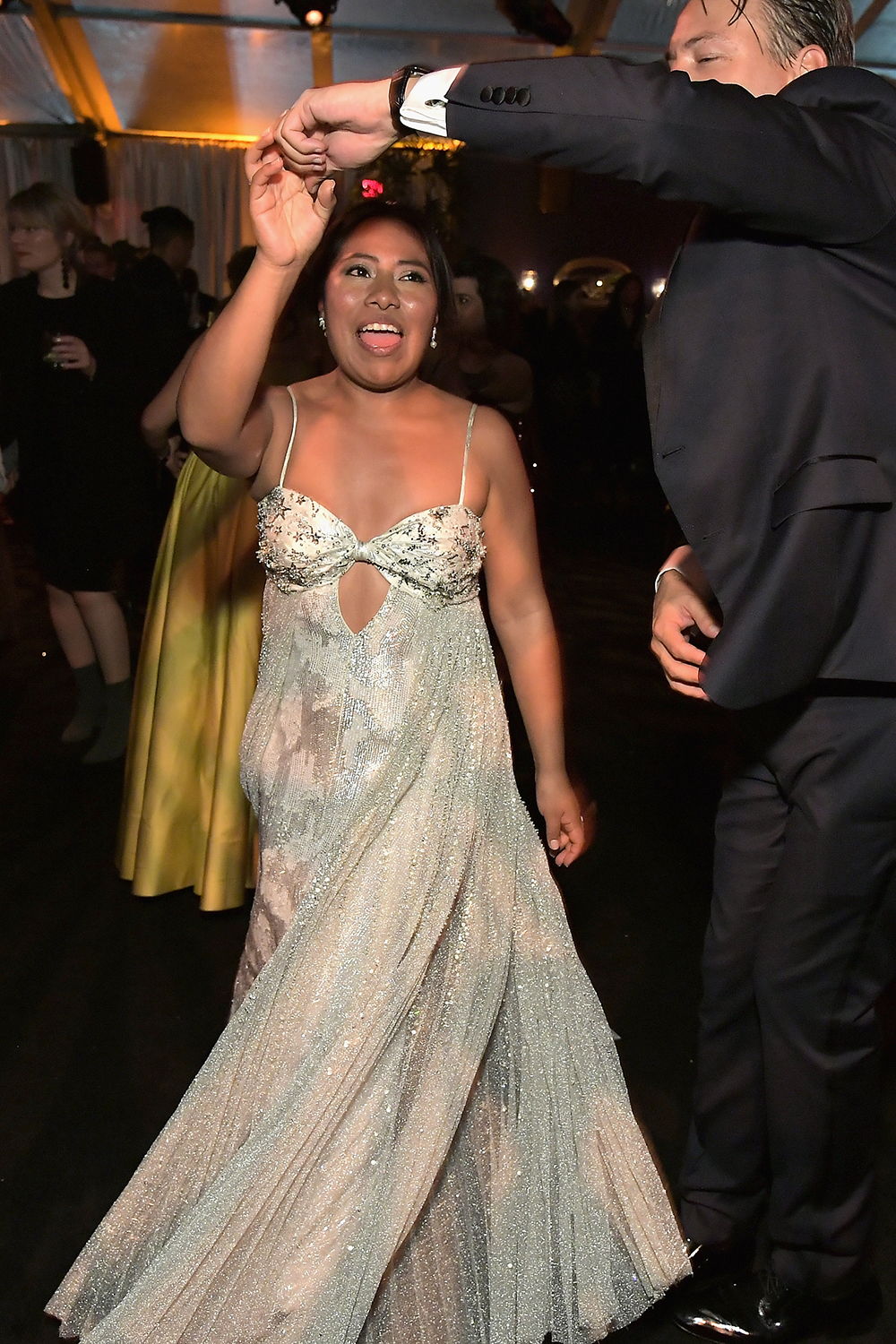 Colegiala, colegiala: Yalitza Aparicio se roba la atención en los Golden Globes bailando cumbia