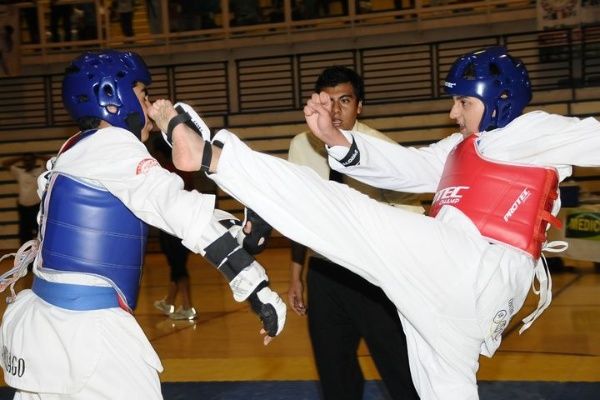 Taekwondoín mexicano busca asistir al Campeonato Panamericano pidiendo dinero en la calle