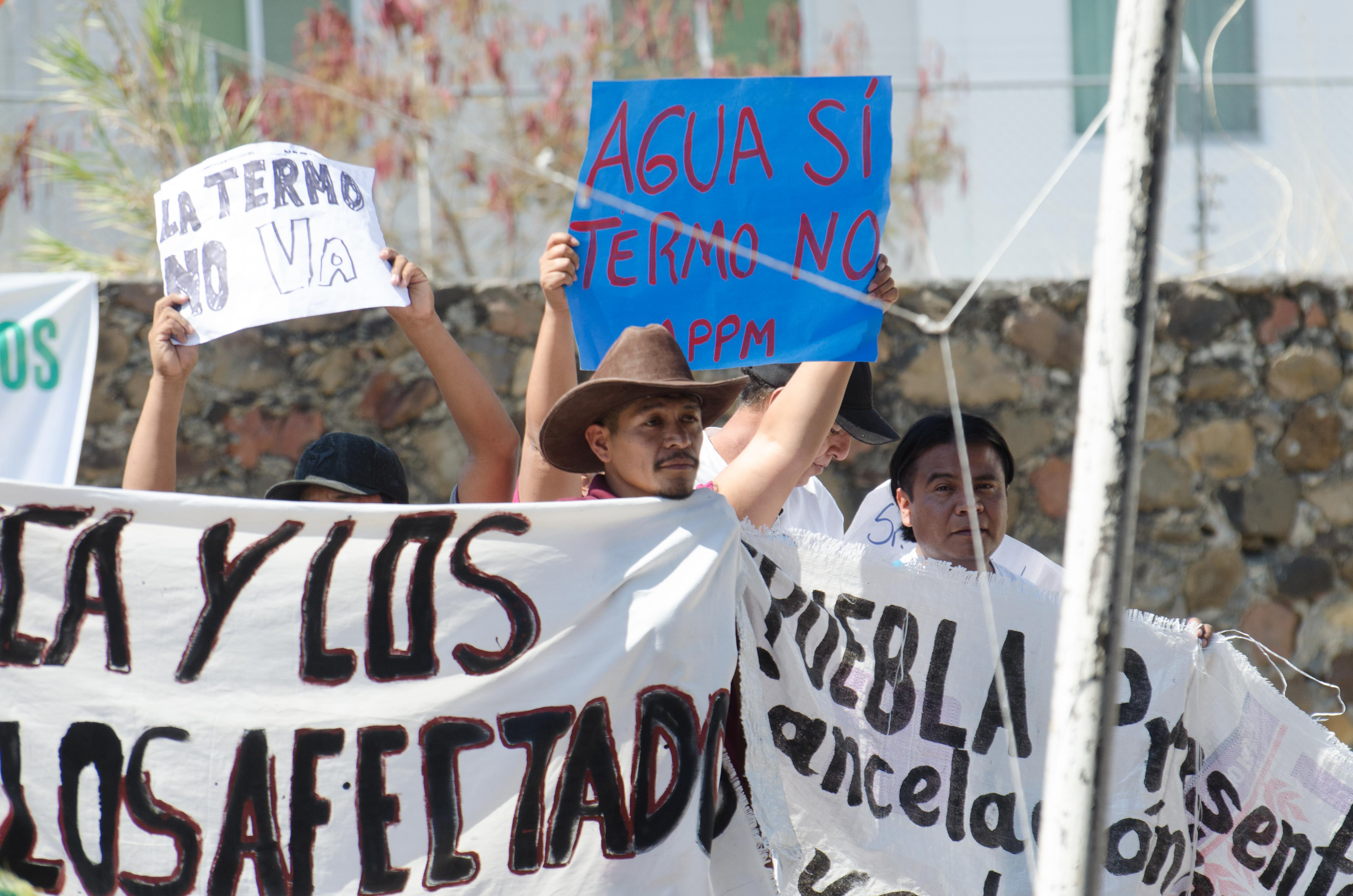 CUAUTLA, MORELOS, 20FEBRERO2019.- Samir Flores, uno de los activistas más representativos de la lucha contra la termoeléctrica de Huexca, fue atacado a balazos la madrugada de este día afuera de su casa en el poblado de Amilcingo, y perdió la vida más tarde en un hospital. Según el parte policiaco, los probables responsables huyeron en un automóvil Sentra, color negro. El activista impulsaba un proyecto de radio comunitaria. En la imagen el activista, de sombrero color café, durante el evento con el presidente Andrés Manuel López Obrador el pasado 10 de febrero, cuando se anunció la propuesta del gobierno federal para activar la termoeléctrica. El homicidio ocurre a sólo 72 horas de que inicie la consulta para determinar el futuro de esta obra que concita rechazo por parte de los habitantes de los pueblos situados a su alrededor