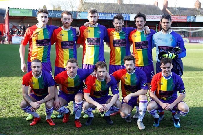 Conoce al Altrincham FC, equipo que luchó contra la homofobia en Inglaterra con uniforme arcoíris